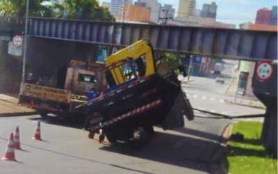 Caminhão bate em pontilhão na região central de Sorocaba motorista é multado