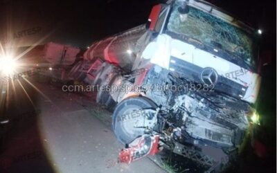 Colisão entre caminhões interdita rodovia em Itu