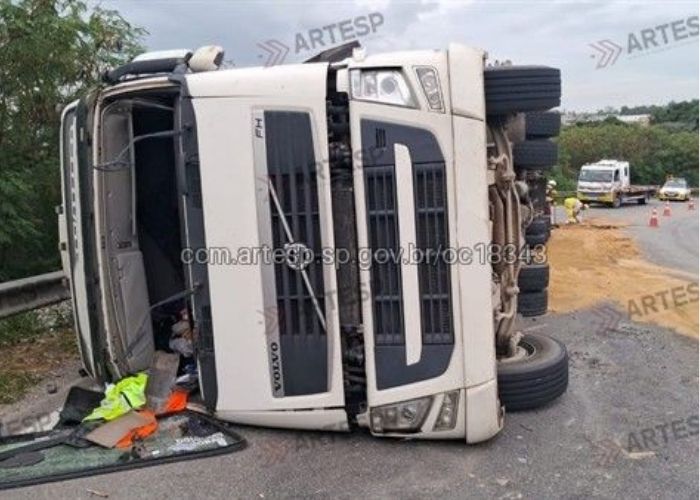 Imagem da carreta tombada