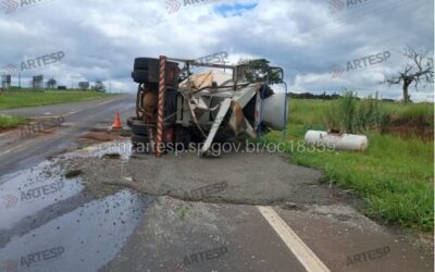 Caminhão tomba e derrama carga de concreto em Paranapanema