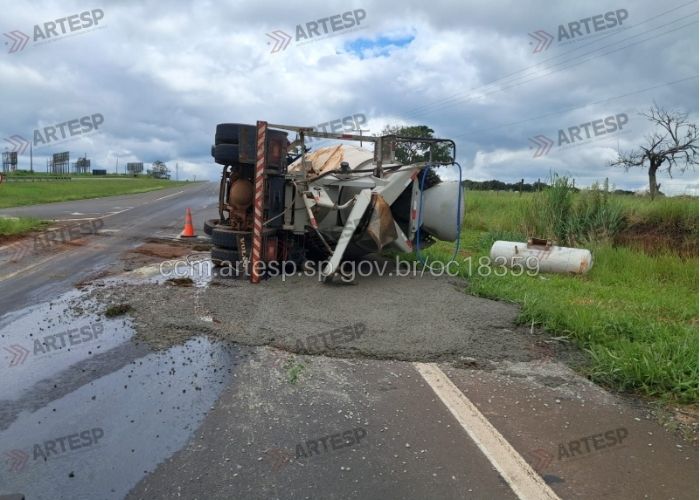 Caminhão tomba e derrama carga de concreto em Paranapanema