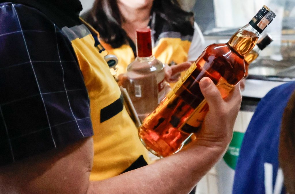 Fiscalização será intensificada para prevenir casos de intoxicação por metanol no Carnaval