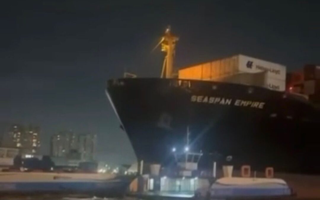 Navio desgovernado colide com embarcação na travessia entre Santos e Guarujá