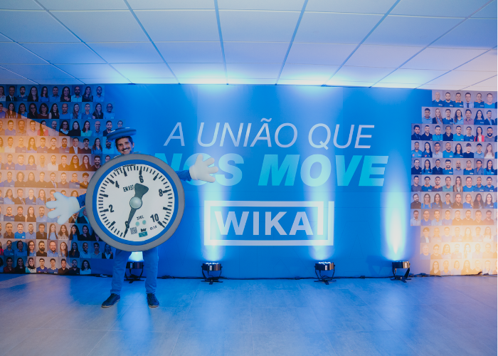 Imagem do backdrop da inauguração da WIKA.