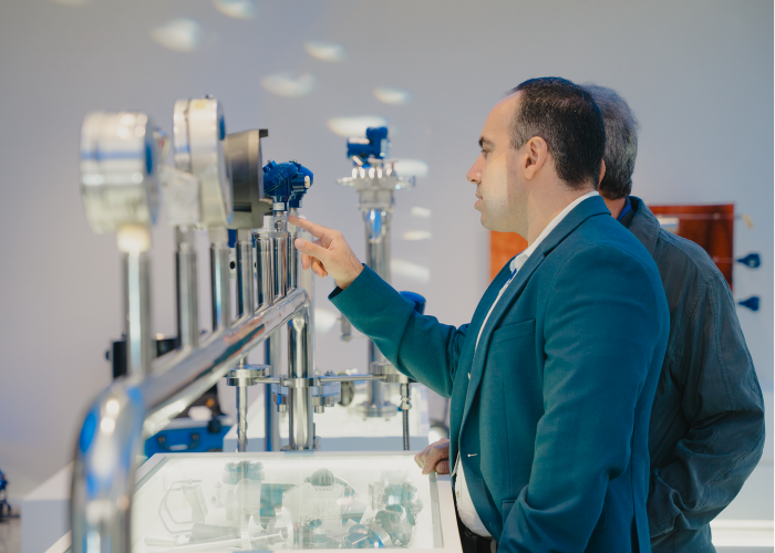 Homem olhando para equipamento da fábrica.