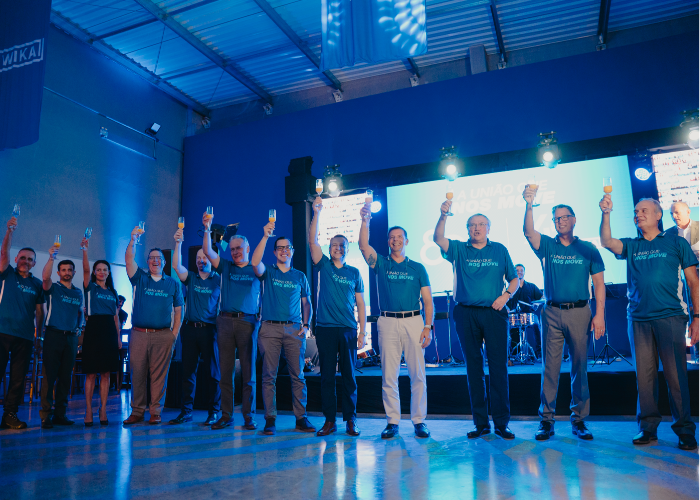 Pessoas reunidas em palco na inauguração.