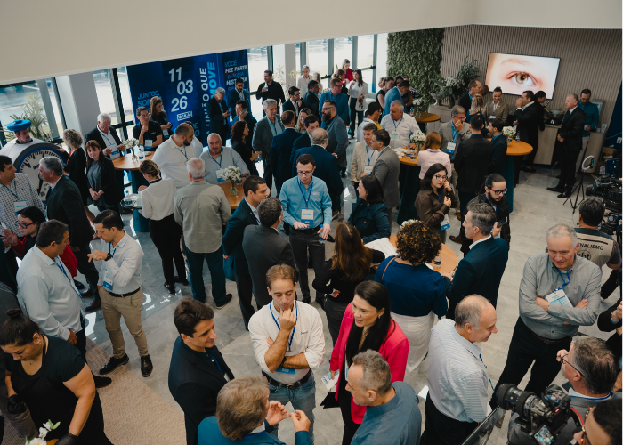 Pessoas reunidas na inauguração.
