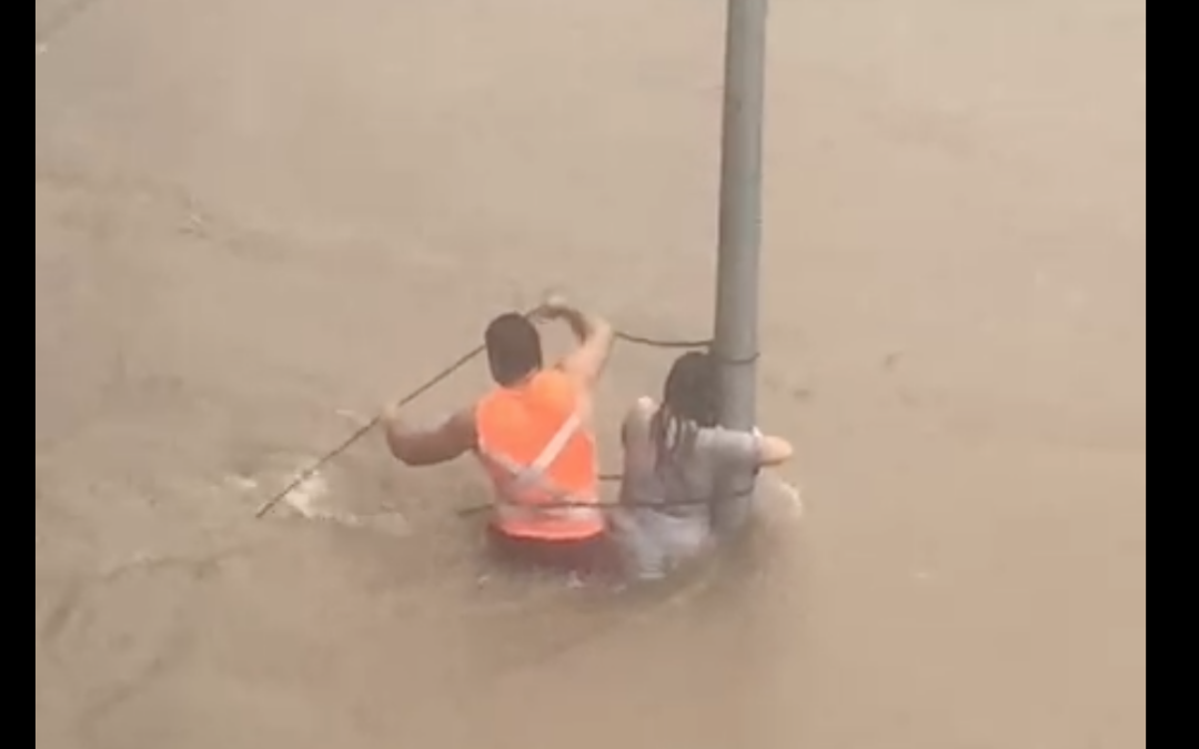 Mulher fica agarrada em poste durante temporal em Sorocaba