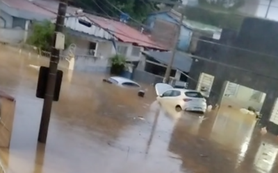 Carros ficam boiando próximo à avenida Dom Aguirre em Sorocaba