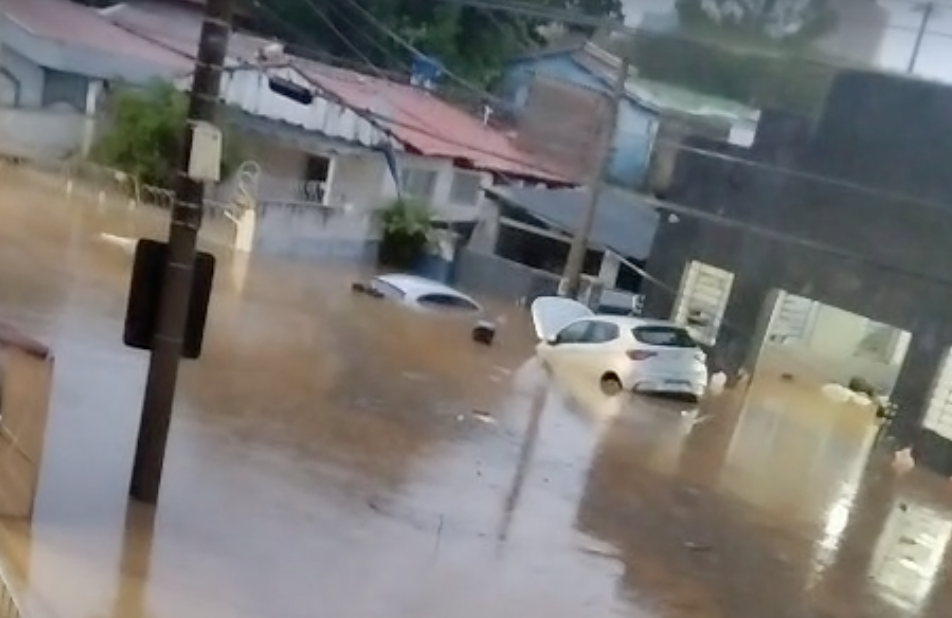 Carros ficam boiando próximo à avenida Dom Aguirre em Sorocaba