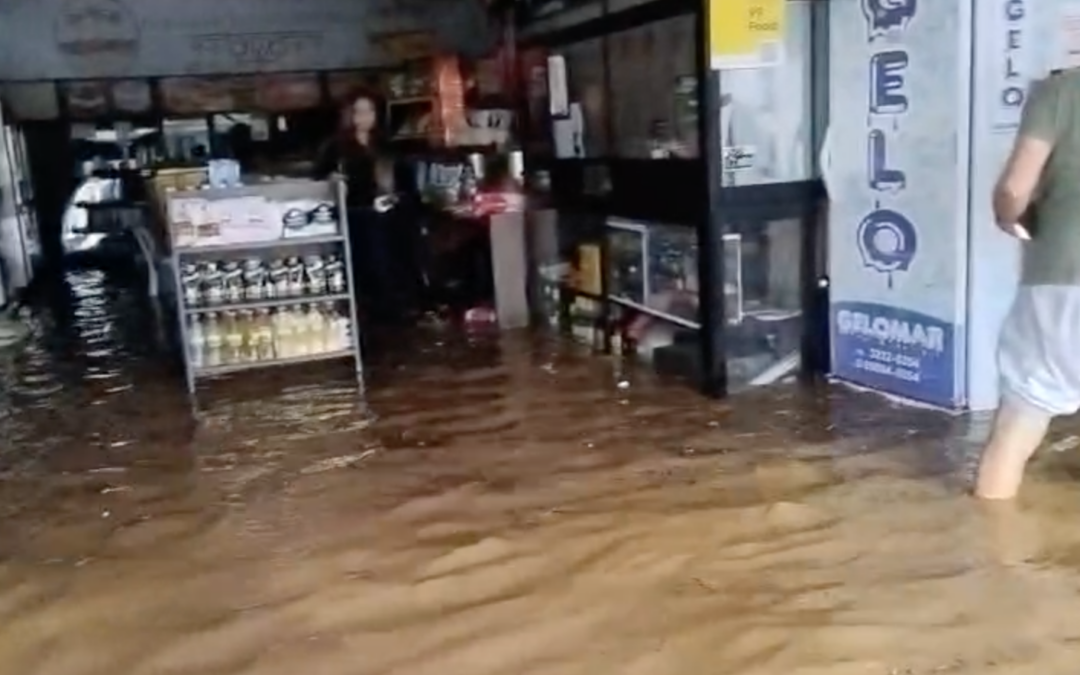 Chuva forte provoca alagamento na Avenida 31 de Março em Votorantim