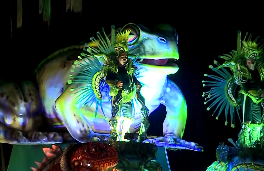 Chuva atrasa desfile, mas escolas de samba levam ritmo e emoção para avenida em Jundiaí