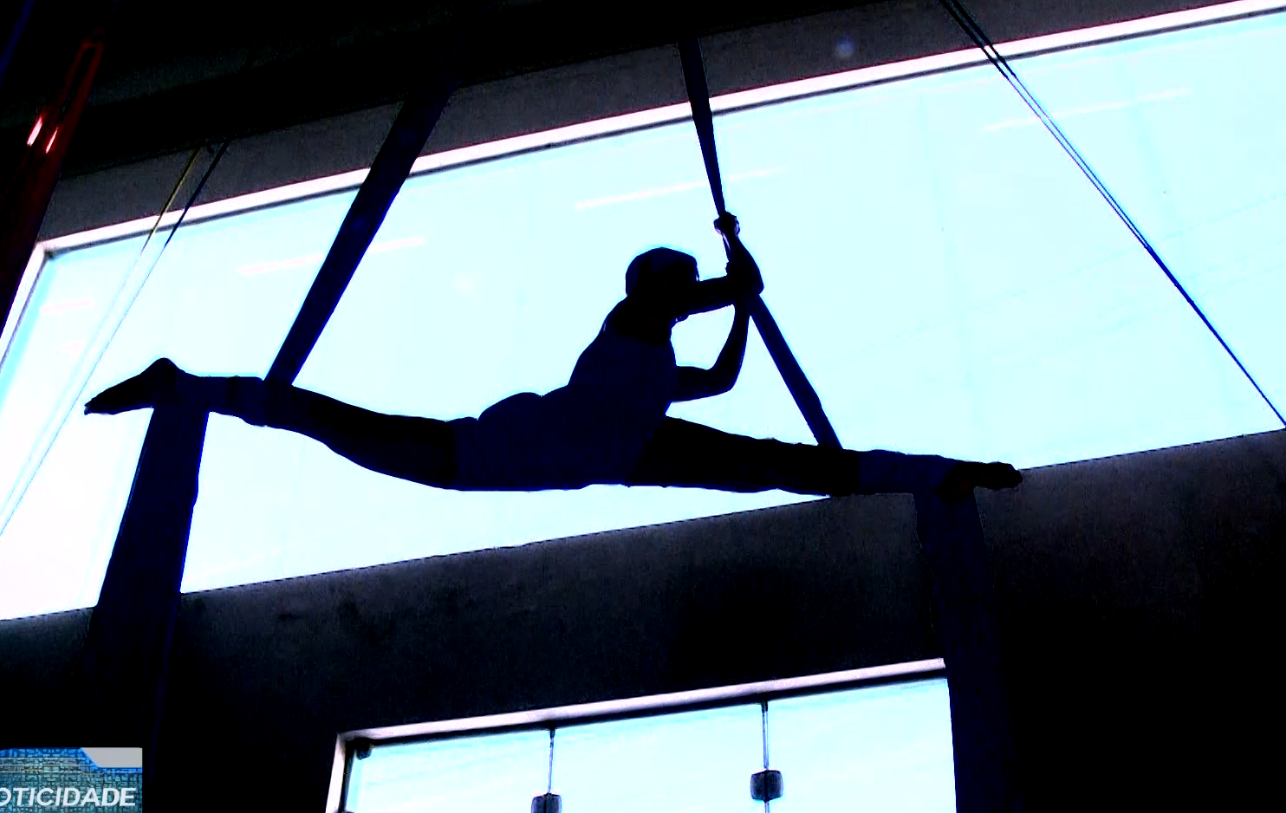 Imagem de pessoa treinando em circo.
