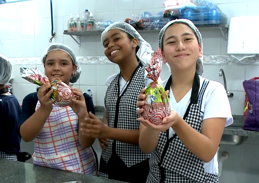 Estudantes mostrando os ovos de p&aacute;scoa.