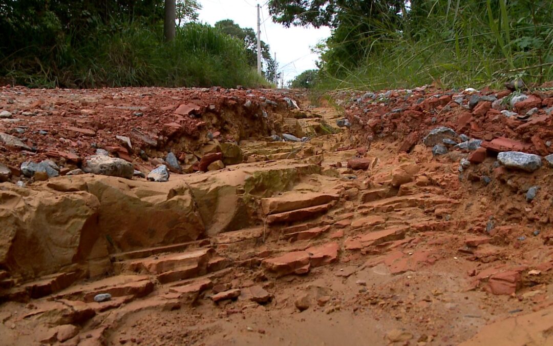 Moradores reclamam de ruas sem asfalto e com mato alto em Itu
