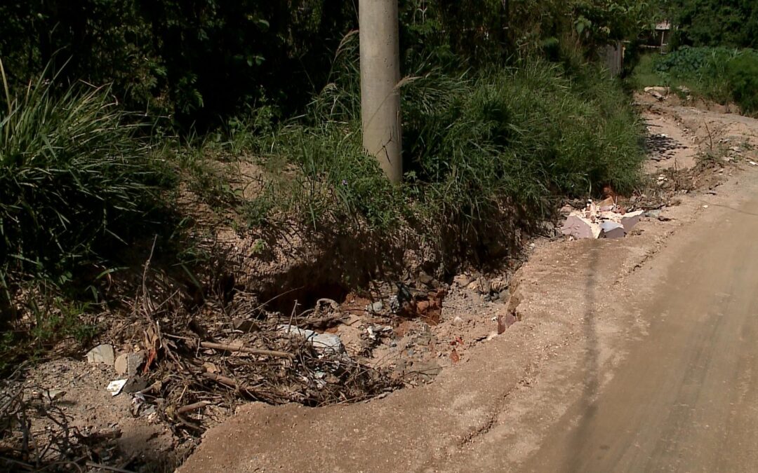 Moradores reclamam de rua cheia de buracos em Salto de Pirapora; problema dificultou socorro de idoso de 102 anos