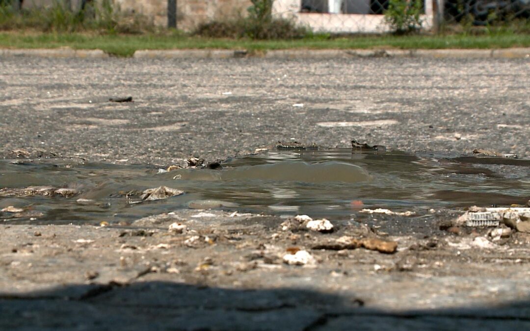Moradores reclamam de vazamento de esgoto há mais de 30 anos em Sorocaba