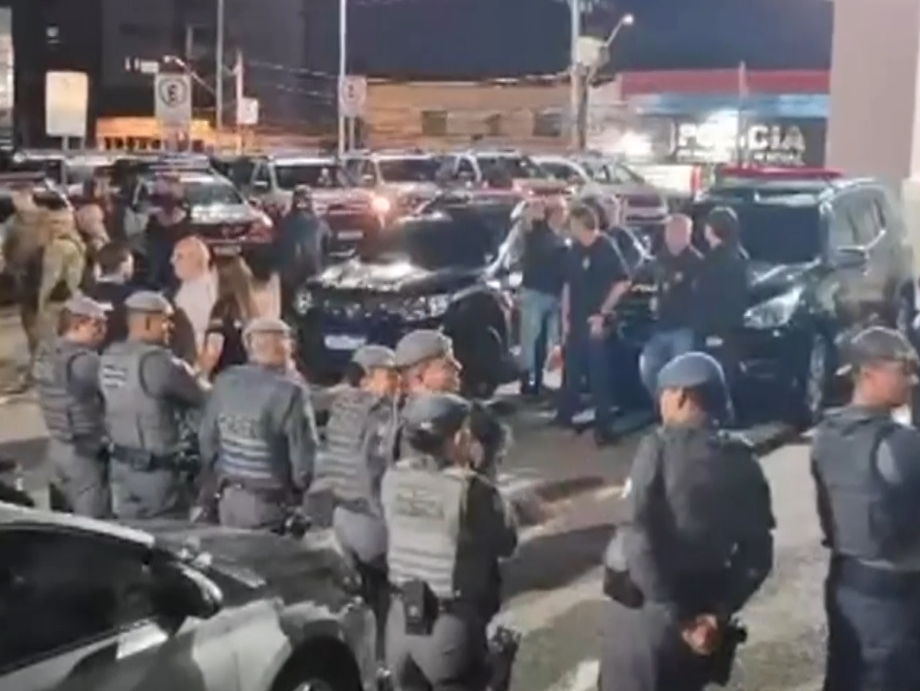 Agentes da pol&iacute;cia reunidos em opera&ccedil;&atilde;o.