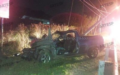 Carro bate em poste e causa interdição de trecho da Rodovia Raposo Tavares em Mairinque
