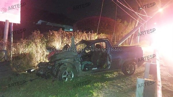 Carro bate em poste e causa interdição de trecho da Rodovia Raposo Tavares em Mairinque