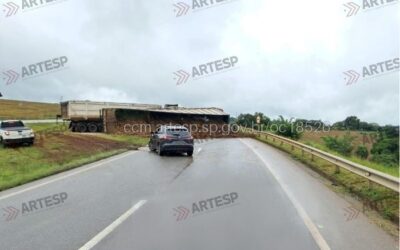 Carreta tomba e interdita totalmente Raposo, em Angatuba