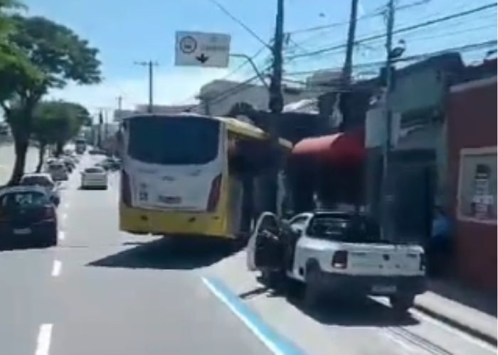 Homem é detido após dirigir ônibus e causar colisão em Sorocaba
