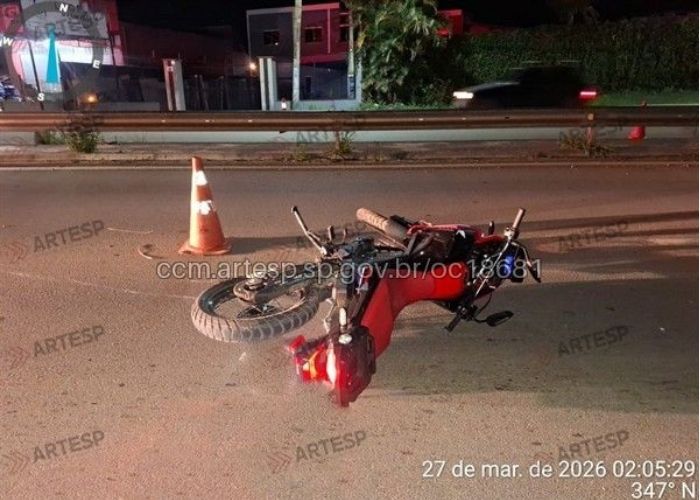 Imagem da moto depois do acidente