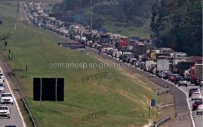 Colisão entre caminhões causa congestionamento de 5 km em Mairinque