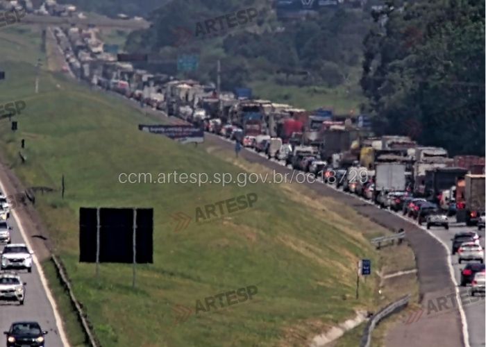 Colisão entre caminhões causa congestionamento de 5 km em Mairinque
