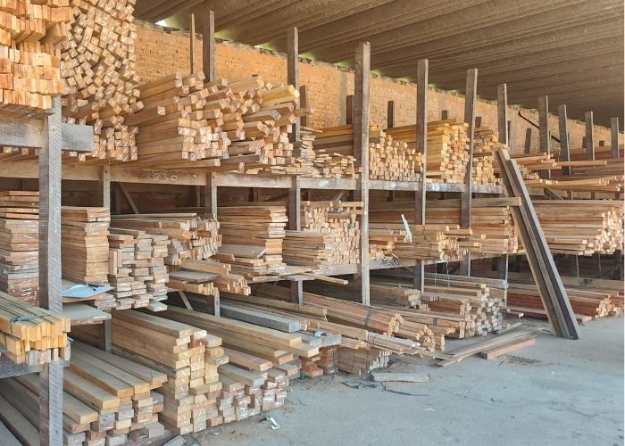 Fiscalização em pátio madeireiro apreende 22,7703 m³ de madeira nativa irregular em Tietê