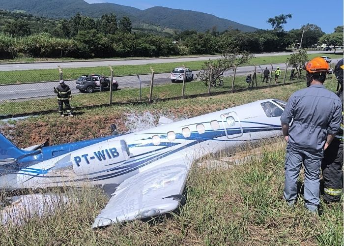 Aeronave sai da pista e colide contra barranco no Aeroporto de Jundiaí