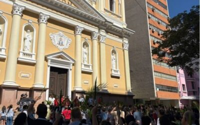 Fiéis lotam Catedral de Sorocaba para Missa de Ramos