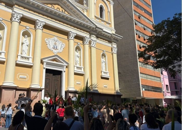 Fiéis lotam Catedral de Sorocaba para Missa de Ramos
