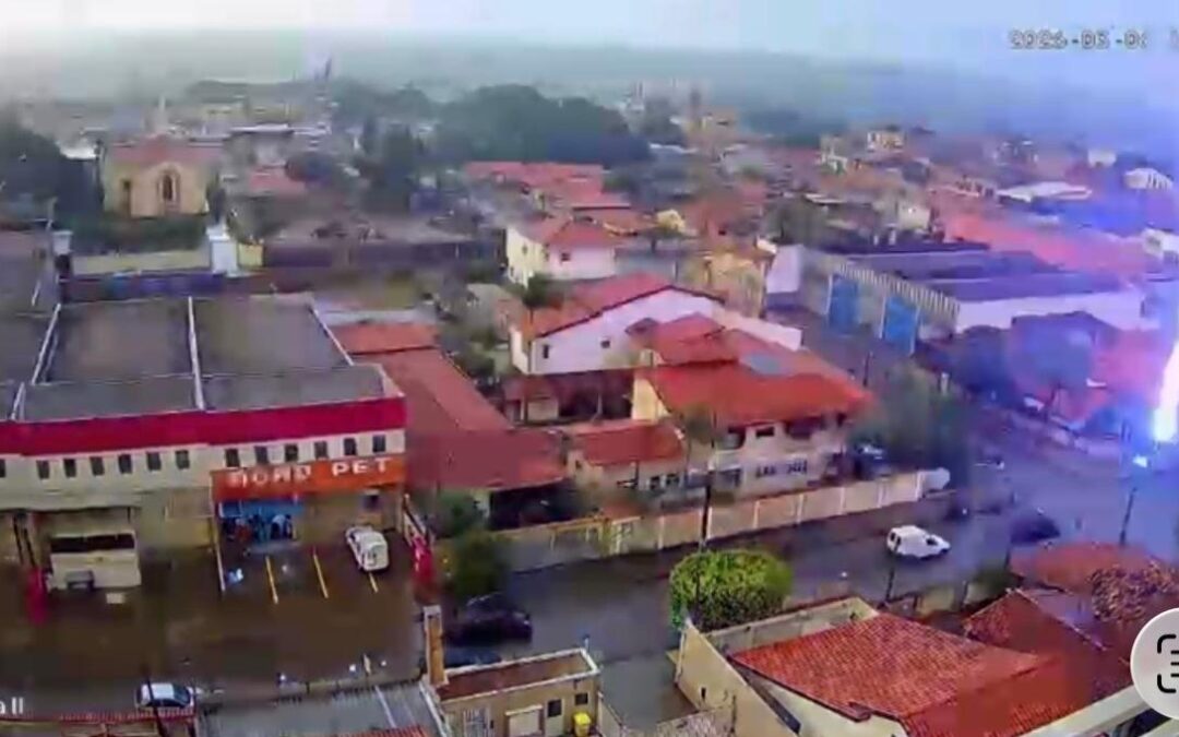 Raio atinge casa durante temporal em Sorocaba; moradores e pets não se feriram