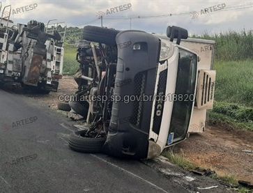 Caminhão tomba em rodovia de Itupeva e causa congestionamento
