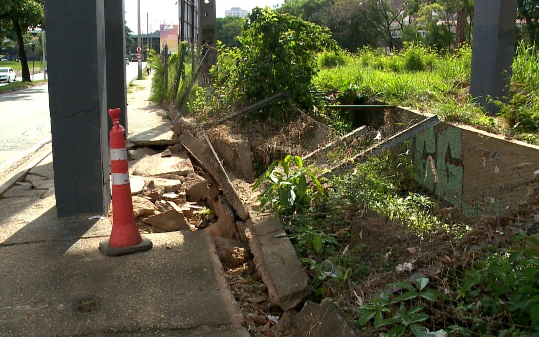 Buraco em calçada na Avenida Afonso Vergueiro preocupa moradores em Sorocaba