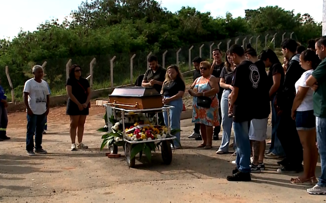 Familiares e amigos se despedem de mulher morta pelo ex-companheiro em Sorocaba