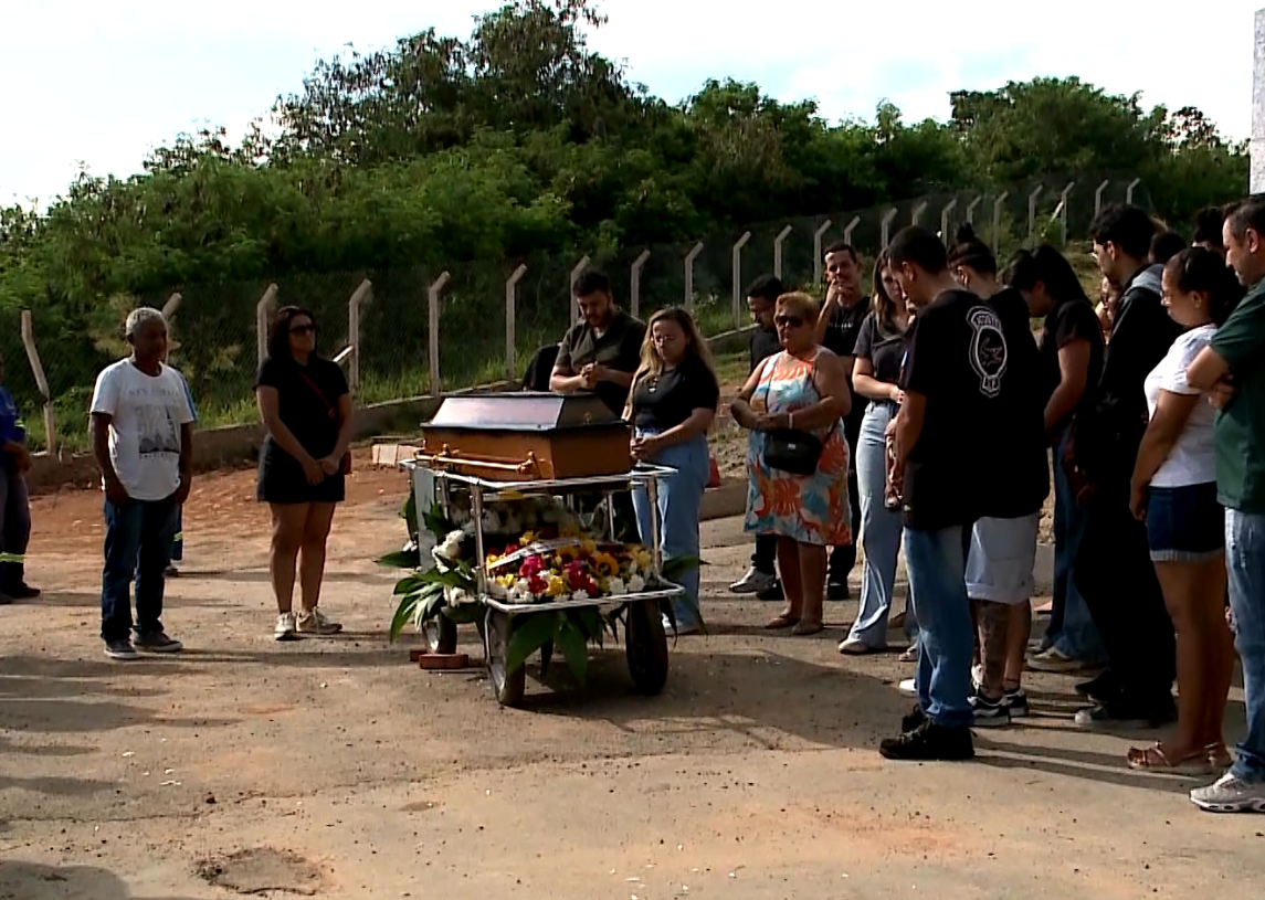 Imagem de familiares e amigos ao redor do caix&atilde;o.