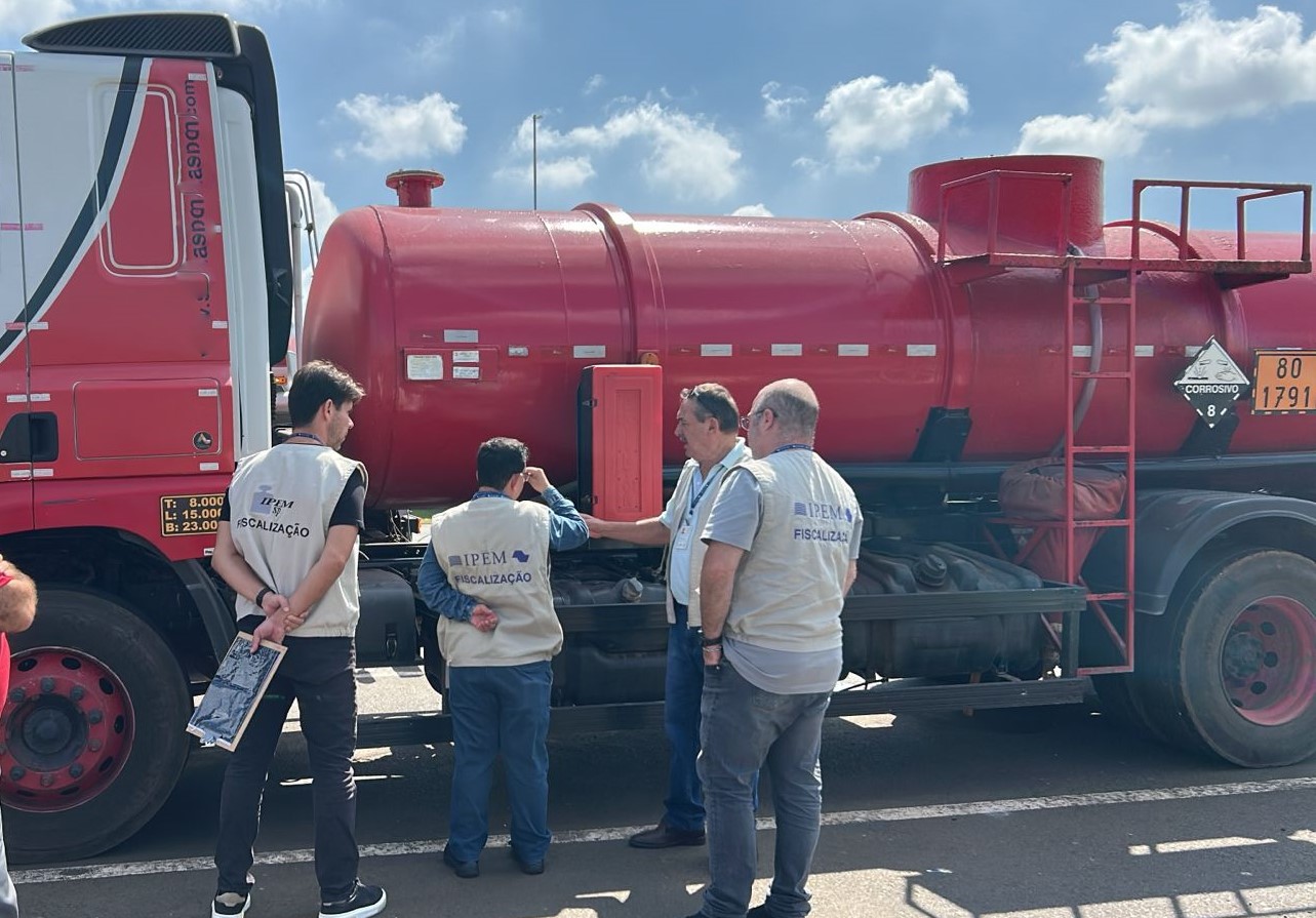 Fiscaliza&ccedil;&atilde;o na Castello Branco identifica irregularidades em ve&iacute;culos e tac&oacute;grafos em Porto Feliz