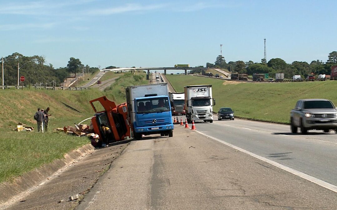 Acidente com carreta espalha carga de ovos na rodovia Castello Branco