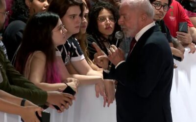 Lula brinca com torcida do Corinthians durante evento em Sorocaba