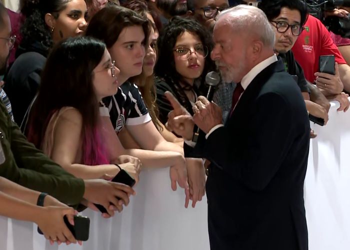 Lula brinca com torcida do Corinthians durante evento em Sorocaba