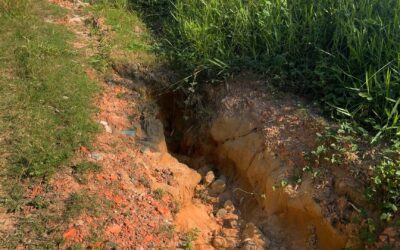 Buraco em estrada impede passagem de veículos e revolta moradores em Itu