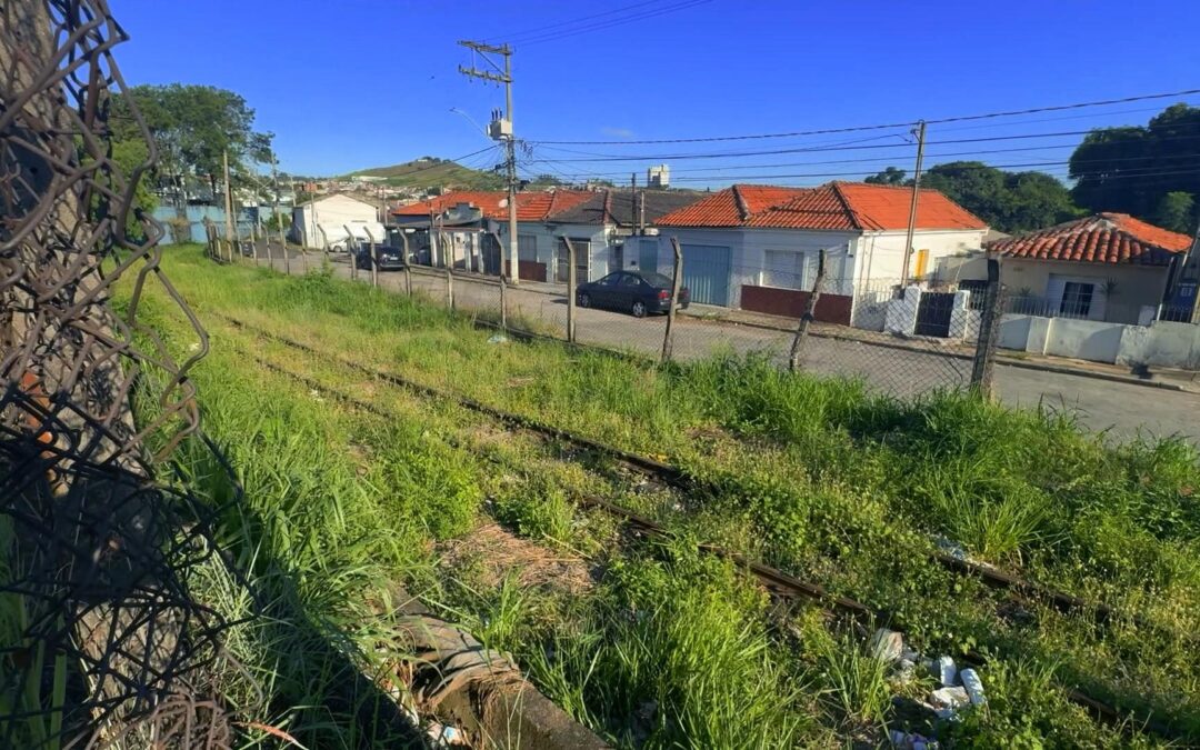 Moradores da Vila Assis denunciam abandono de linha férrea na Zona Leste de Sorocaba