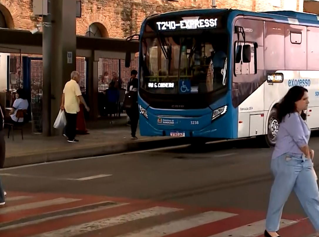Imagem de &ocirc;nibus no terminal de Sorocaba.
