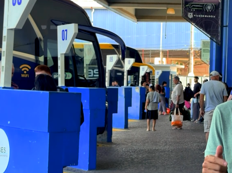 Imagem de &ocirc;nibus na Rodovi&aacute;ria de Sorocaba.