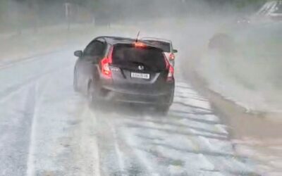 Granizo deixa carros parados em rodovia de Piedade