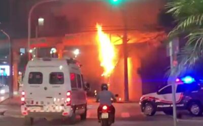 Incêndio atinge fiação de poste e interdita faixa na Rua Professor Toledo em Sorocaba