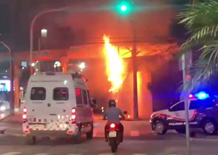 Inc&ecirc;ndio atinge fia&ccedil;&atilde;o de poste e interdita faixa na Rua Professor Toledo em Sorocaba