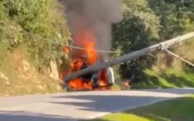 Carro derruba poste e pega fogo em São Roque